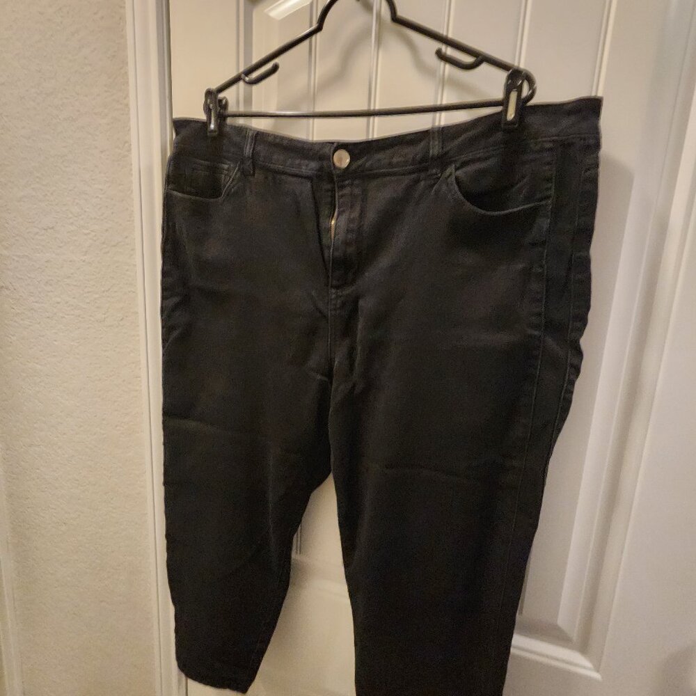 Avenue Black Butter Denim Capris